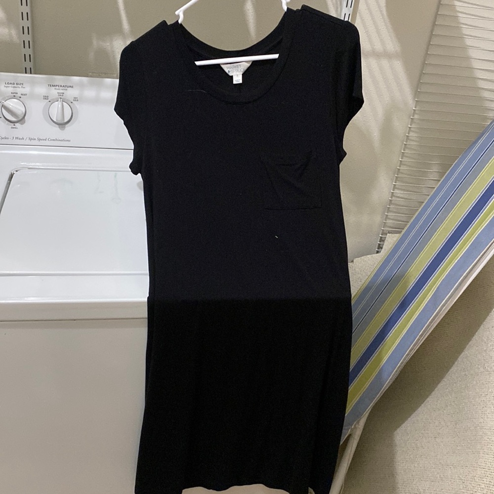 Women’s medium dress in black with a pocket